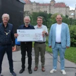 In der Pause überreichten Bandleader Karl Friedrich Fürst von Hohenzollern, der Gastronom Soufyen Charni sowie SZ-Redaktionsleiter Michael Hescheler an Burkhard Gerneth für die gemeinnützige Beschäftigungs- und Integrationsgesellschaft "gBIG" einen Scheck über 3000 Euro. (Foto: Gabriele Loges)